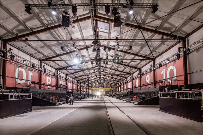 Die 170 Meter lange ehemalige Rangierhalle in Erstfeld am Nordende des Tunnels ist von der Winkler AG mit 600 Lampen und 30 Projektoren bestückt worden. zvg