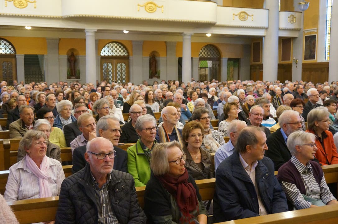 Die Kirche St Agatha ist gefüllt - rund 600 Zuhörer sind gekommen