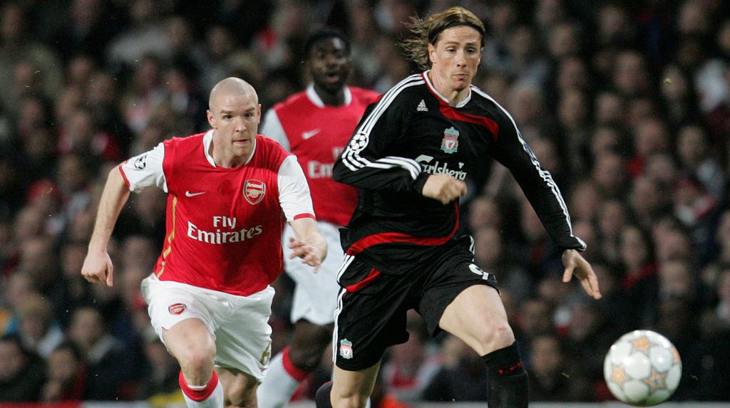 Zwei Jahre später dann der grosse Wechsel: Mit 18 Jahren wechselte Senderos auf die Insel zum FC Arsenal. Für die Gunners absolvierte Senderos bis 2010 64 Spiele und erzielte vier Tore.