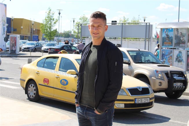 Janko Pacar posiert auf dem Parkplatz eines Einkaufszentrums in Rumänien.