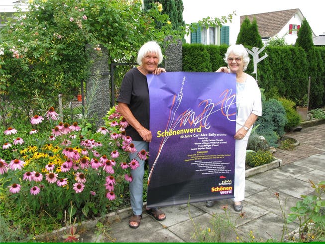 Mit 79 noch Konzertveranstalterinnen: Verena Widmer (l.) und Irene Müller werben für Alex Ballys Jazzkonzert im Casino.