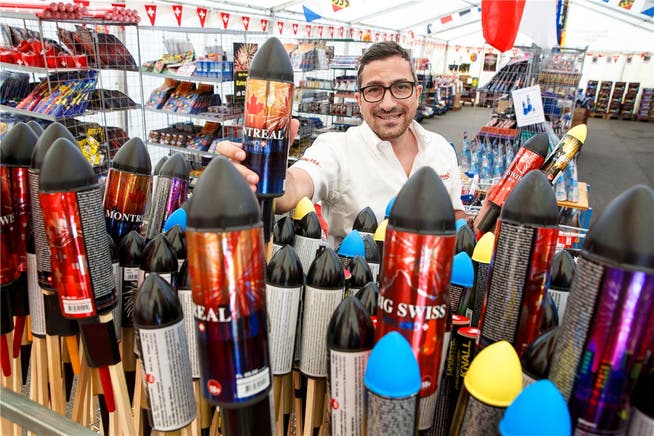 Andrea Andreotti, Leiter Marketing und Einkauf bei Keller Fahnen, war mit dem diesjährigen Verkauf von Feuerwerken höchst zufrieden. (Archiv)