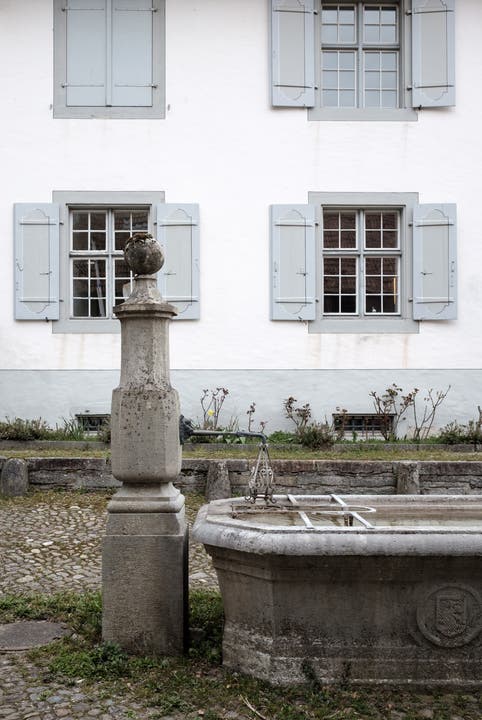 Im Mai zieht die erste Bewohnerin ein. Im Bild einer von zwei alten Brunnen auf dem Sparrenberg-Anwesen.