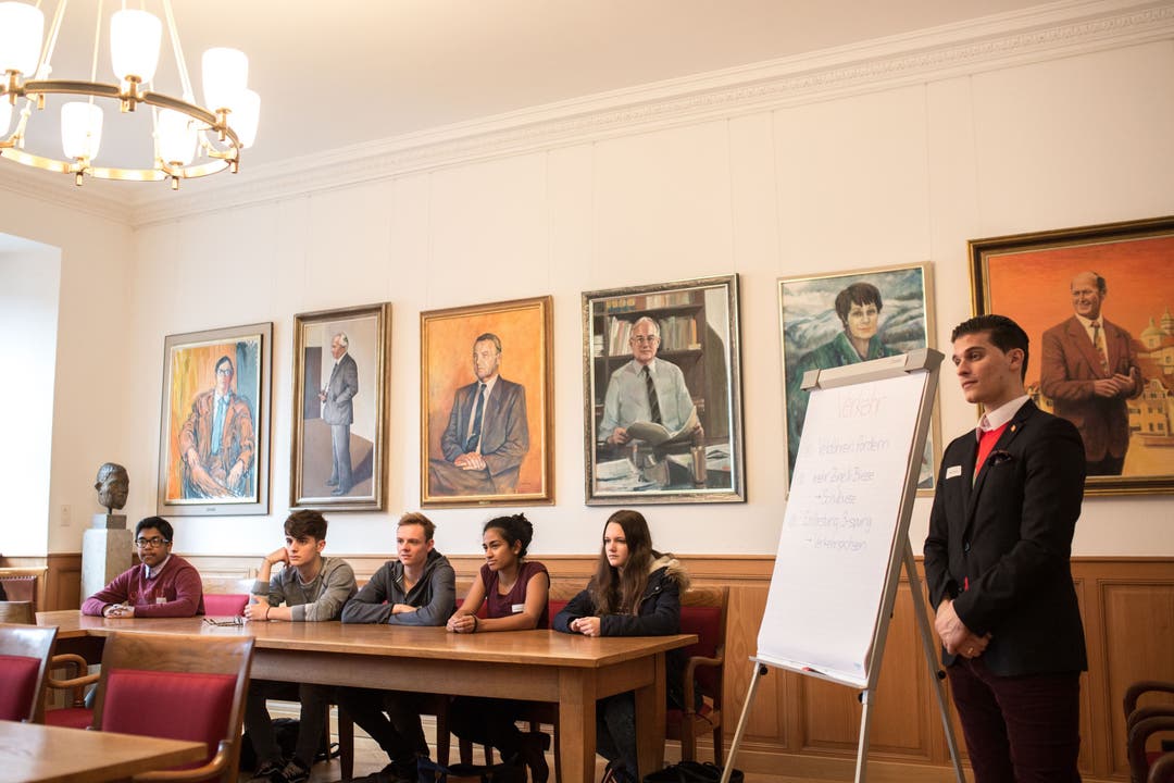 Jugendliche präsentieren ihre Ideen vor den Kantonsräten und Kantonsrätinnen