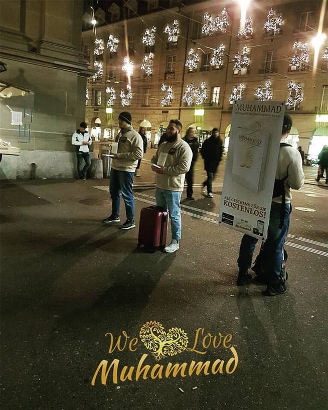 Propaganda im weihnachtlichen Bern: Aktivisten von «We loveMuhammad» am Freitag. HO