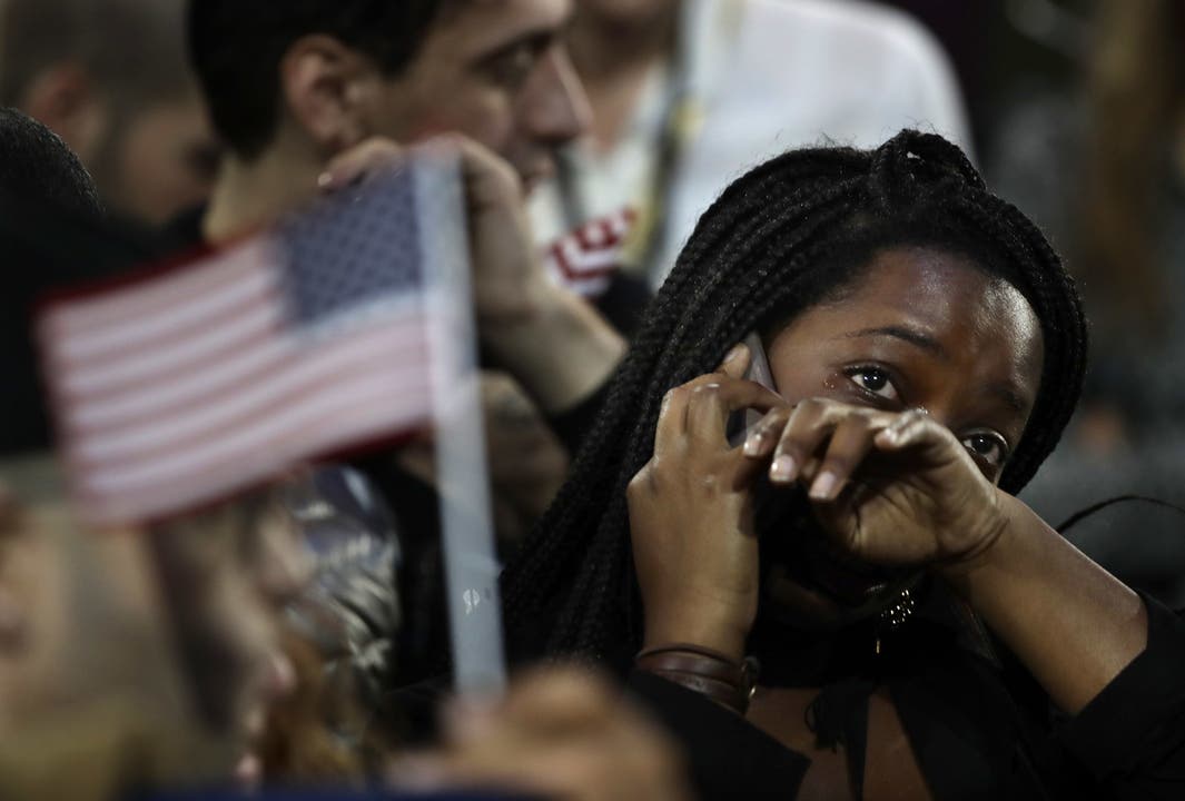 Den Tränen nahe: Clinton-Supporterin mag es nicht glauben.