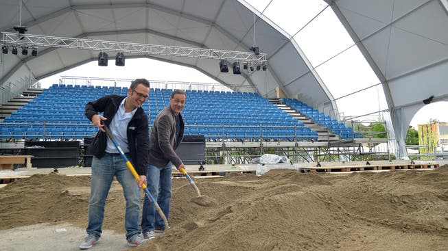 Sand schaufeln im Beach Style Dome: Marco Kühne (links) und Thomas Denzel helfen bei den letzten Vorbereitungen für das Geburtstagsfest mit.