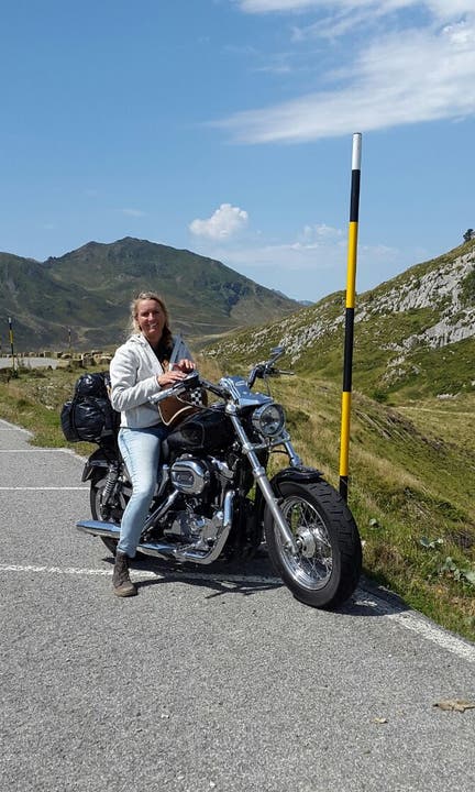 Monika Gut fährt einen Harley Davidson.