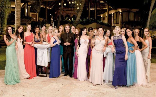 Ausplaudern kommt sie teuer zu stehen: Die Kandidatinnen der Kuppelshow «Der Bachelor» mit Vujo Gavric in der Mitte. Foto: 3plus