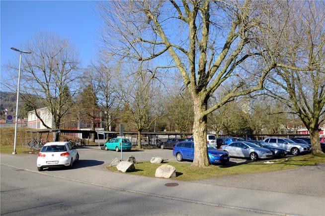 Der Lehrerparkplatz unterhalb des Menzo-Schulhauses wird aufgehoben. Dafür entsteht auf dem Hartplatz südlich der Turnplatzstrasse eine neue Parkiermöglichkeit.