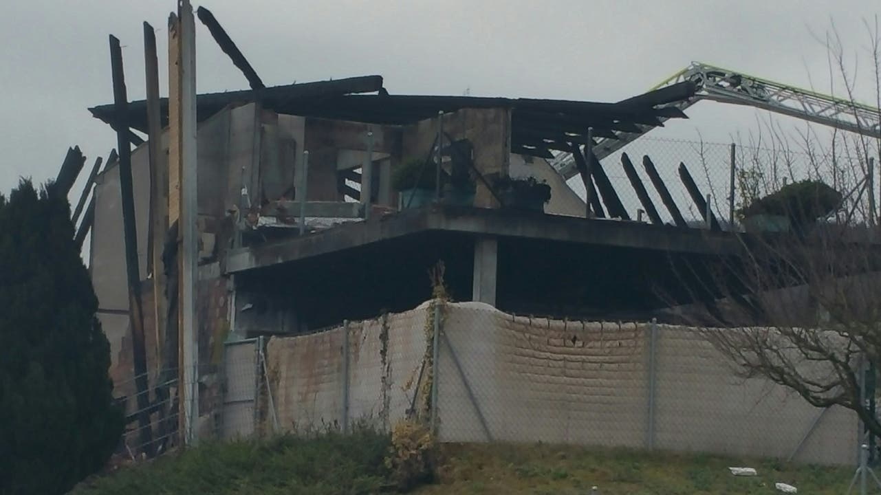 Die Flammen zerstörten das Haus weitgehend.