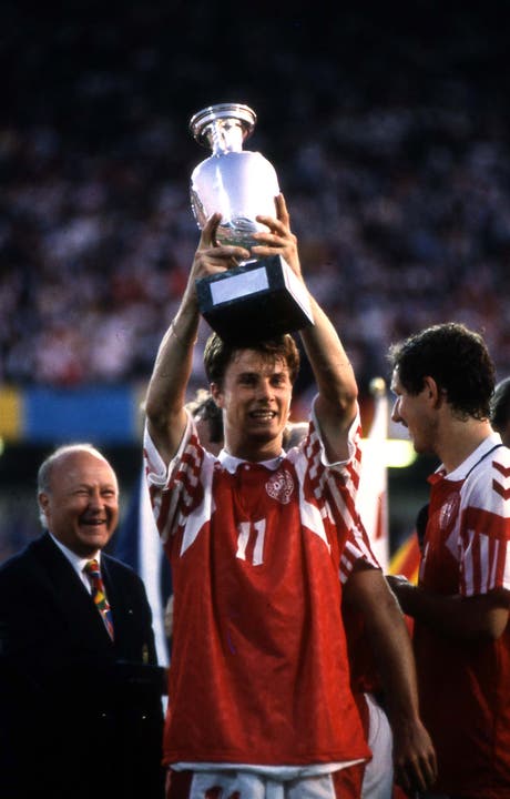 EM 1992: Dänemark holt sich den Pokal nach einem 2:0-Finalsieg gegen Deutschland. Im Bild Brian Laudrup.