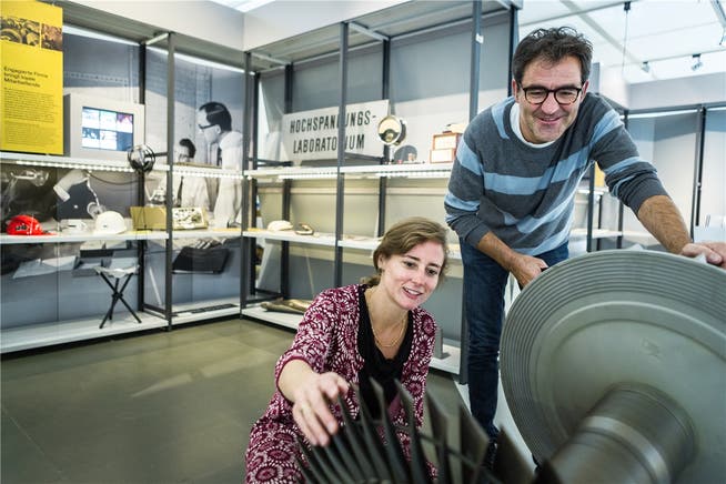 Museumsleiterin Carol Nater Cartier und Kurator Jürg Spichiger vor einem BBC-Erfolgsprodukt, dem Turbolader. Fotos: Chris Iseli