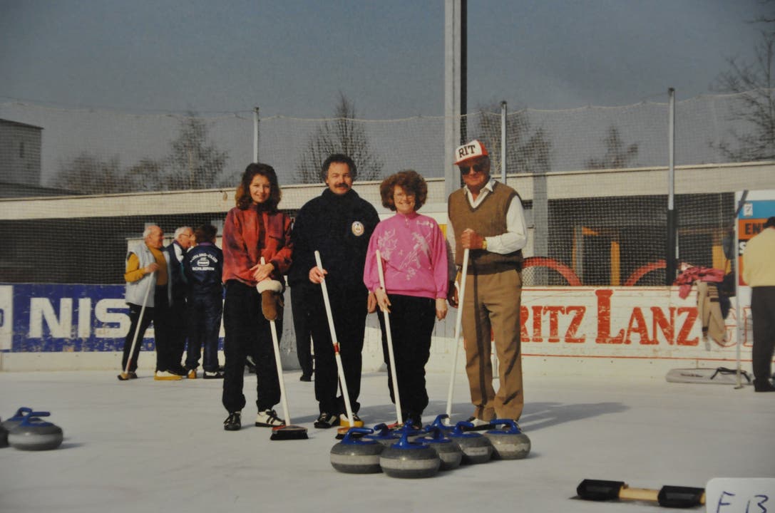 Als die Weihermatt noch nicht überdacht war, brauchte es fürs Curlin eine Sonnenbrille. Curling Club Limmattal 50 Jahre alte Bilder