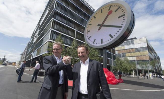 SBB-Chef Andreas Meyer (l.) und Jürg Stöckli, Leiter Immobilien SBB, bei der Einweihung des neuen Gebäudes. Foto: Keystone