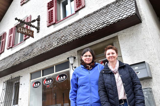 Edith Moser (links) und Sabina Schenk vor der ehemaligen Chäsi, in welcher sie am 10. April ihren eigenen Laden eröffnen wollen.