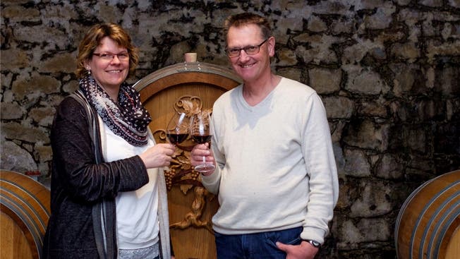 Platz für 45000 Liter Wein: Petra und Peter Zimmermann im Weinkeller. Mario Heller