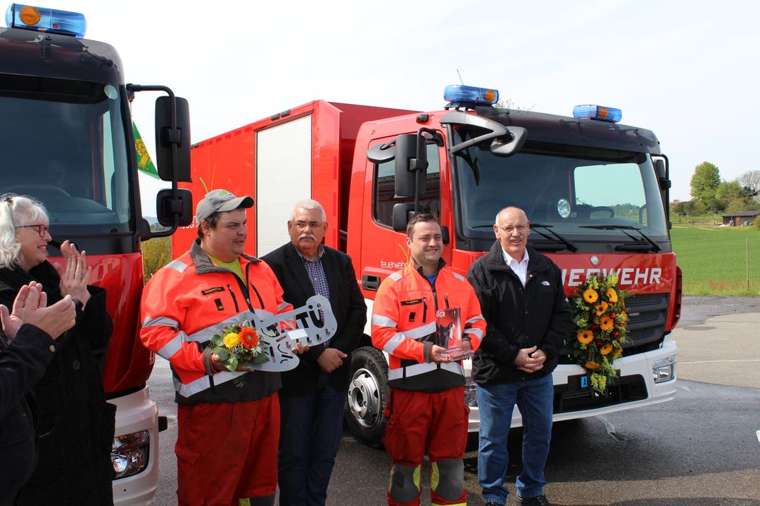 Feuerwehrkommandant Hanspeter Senn, Peter Plüss, Vizekommandant Thomas Birrer (links und rechts die Lieferanten der Fahrzeuge).