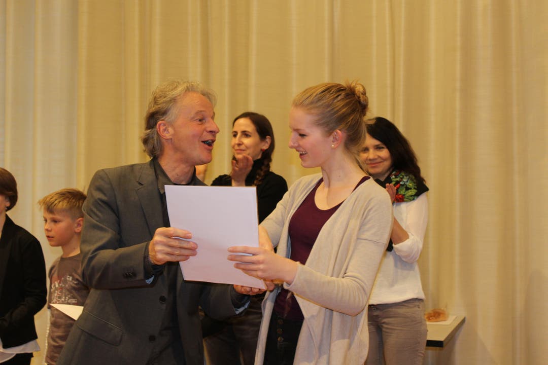 Yasmine Frizlen erhält von ihrem Musiklehrer ihr Diplom