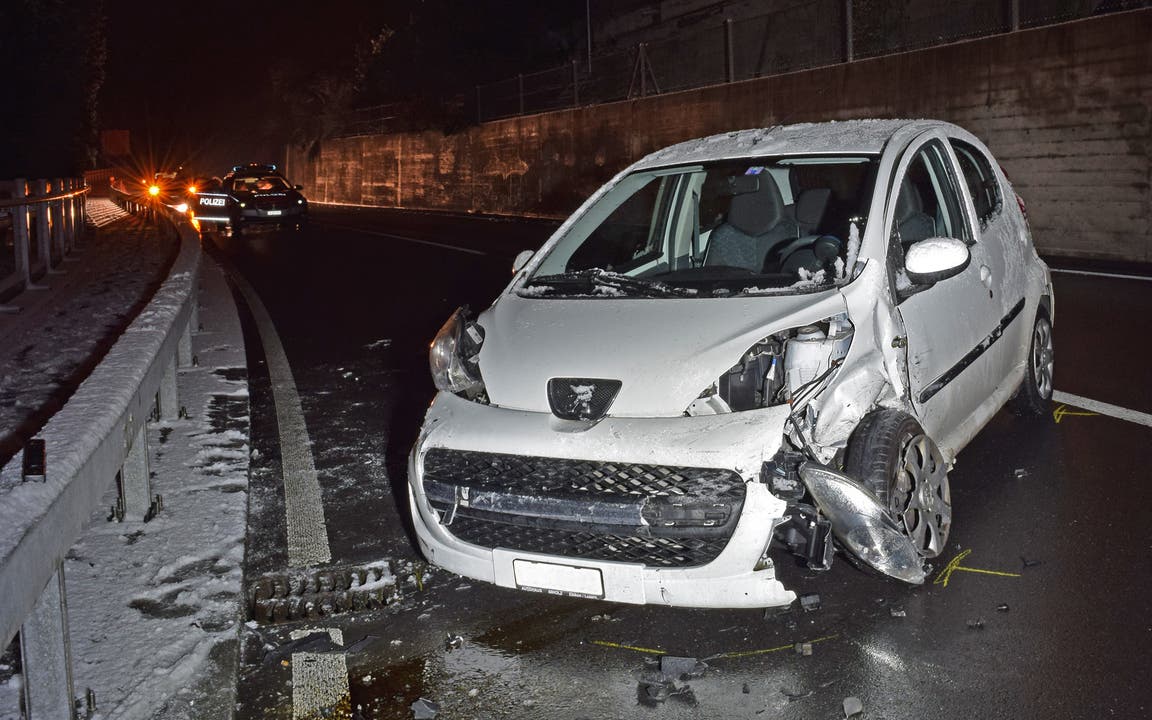 Weggis (LU), 3. Januar 2017 Um 5.00 Uhr kollidiert eine Automobilistin nach einer Tunnelausfahrt, auf der Kantnonsstrasse von Vitznau Richtung Weggis, in einer Linkskurve mit der Leitplanke rechts der Fahrbahn. Das Auto schlittert über die Strasse und kollidiert auch mit der Leitplanke links. Die Fahrerin blieb unverletzt.