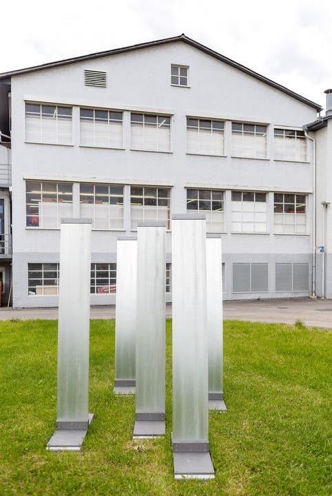 Eine Skulptur des Duo federstahl (Daniel Meili und Bruno Lötscher, Loetscher) namens "zurück oder freiheit".