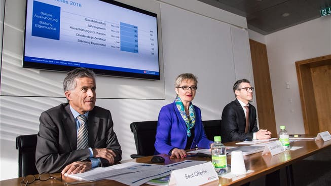 Alt CEO Beat Oberlin (von links), Bankratspräsidentin Elisabeth Schirmer und der neue CEO John Häfelfinger präsentieren den Rück- und Ausblick. Nicole Nars-Zimmer