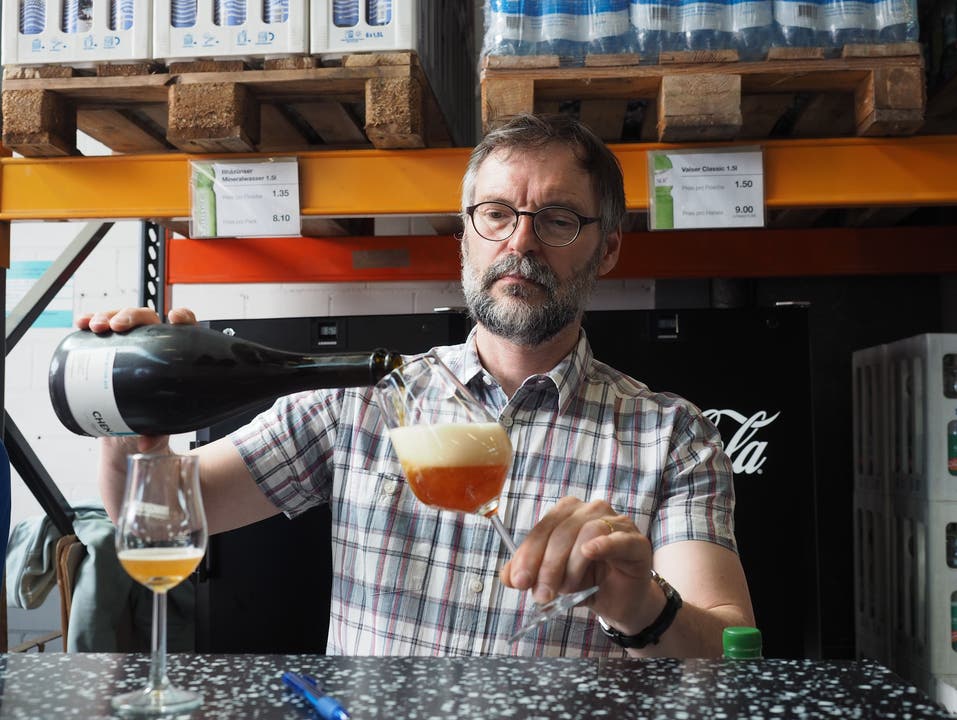 Luc van Loon füllt Bier in Weinflaschen ab und trinkt Bier auch gerne aus Weingläsern