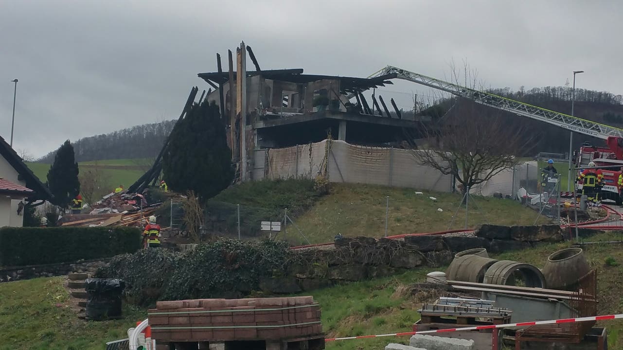 In Gansingen explodierte am frühen Sonntagmorgen, 19. März 2017, ein Einfamilienhaus. Das Feuer brach am frühen Sonntagmorgen in einem Einfamilienhaus in der Fricktaler Gemeinde Gansingen aus.