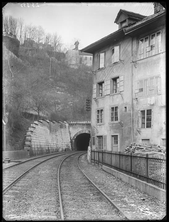 So sah es vor der Bahnverlegung aus: Durch den engen Schlossbergtunnel fuhr seit 1847 die Spanischbrötlibahn nach Zürich. Die Häuser vor dem Cordulaplatz wurden beim Bau des Strassentunnels abgerissen.