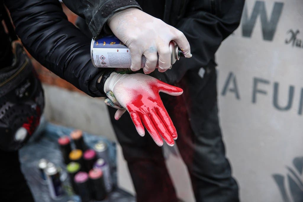 Warschau, Polen Eine Frau lässt sich ihre Handfläche besprayen, um ihren Handabdruck an der «Wall of Fury» (Wutwand) vor dem Hauptsitz der regierenden PiS zu hinterlassen.