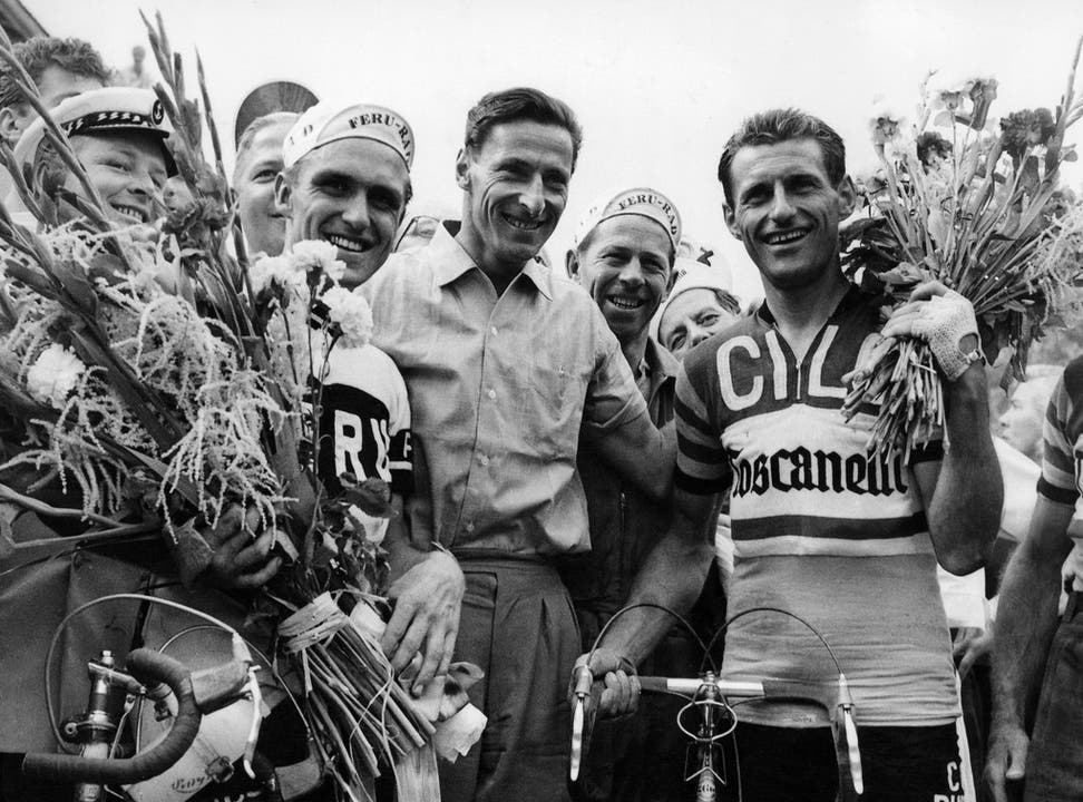 17. Juni 1958: Ferdy Kübler (Mitte) posiert bei der Siegerehrung mit dem Sieger der 7. Etappe der Tour de Suisse von Locarno nach Klosters Hennes Junkermann (links) und dem Tour-Leader Pasquale Fornara (rechts).