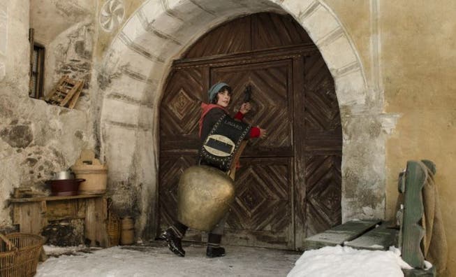 Starke Bilder: Die Heimkehr des Uorsin (Jonas Hartmann) mit der grossen Glocke. Foto: Frenetic films