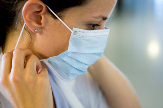 Kann Grippeinfektionen im Spital verhindern helfen: Mundschutzmaske für Spitalbesucher und -personal.