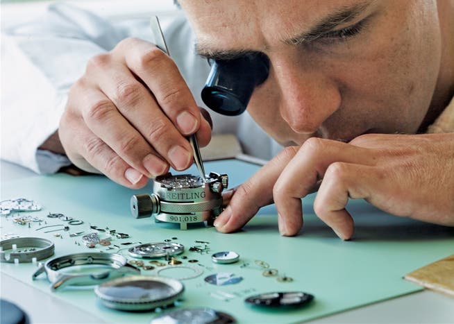 Uhrmacher bei der Breitling. Der Hauptsitz der Uhrenmarke ist in Grenchen, die mechanischen Uhrwerke werden aber in La Chaux-de-Fonds gefertigt.
