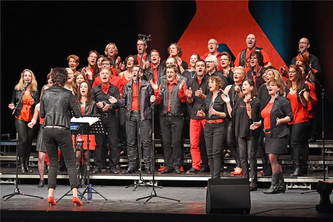 Im rot-schwarzen Outfit zeigte sich der Chor Mixed-up im Stadttheater Olten. Vorne die Chorleiterin Gitte Deubelbeiss.