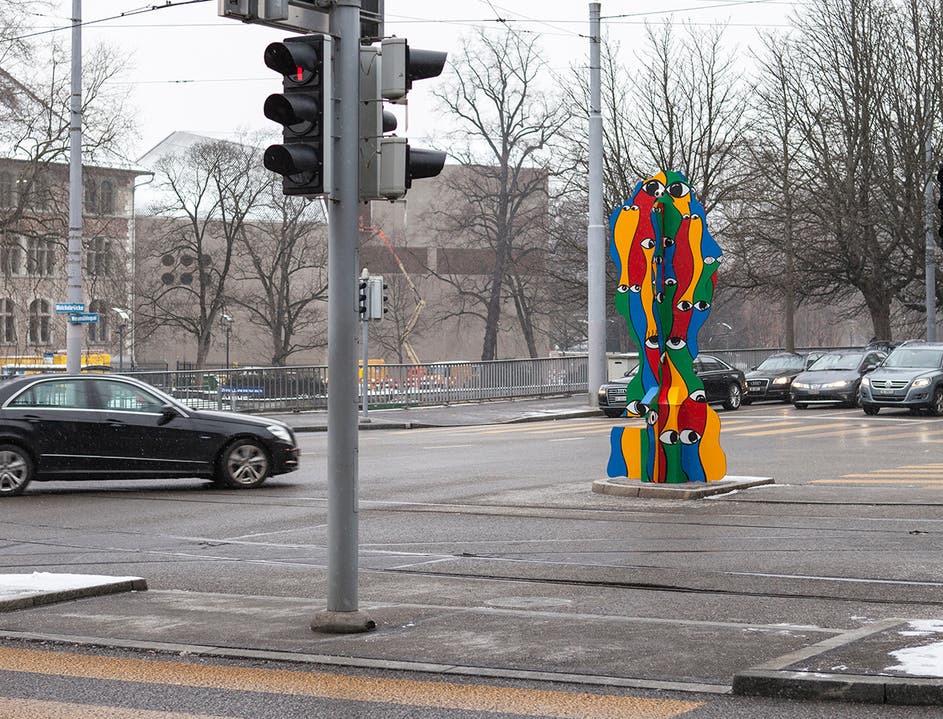 Was sich wohl die Autofahrer beim Anblick der Skulptur denken?