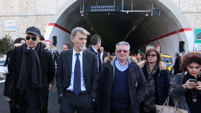 Der italienische Transportminister (2. von links) bei der Eröffnung des Lariatunnels.