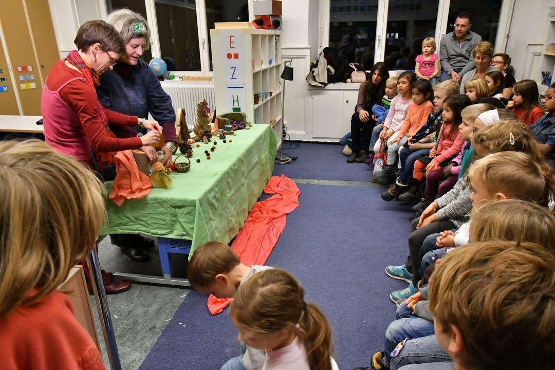 Geheimnisvolles Märchen aus Russland: Im übervollen Klassenzimmer des Bifang-Schulhauses wurde das Puppenspiel «Maschenka und der Bär» aufgeführt.