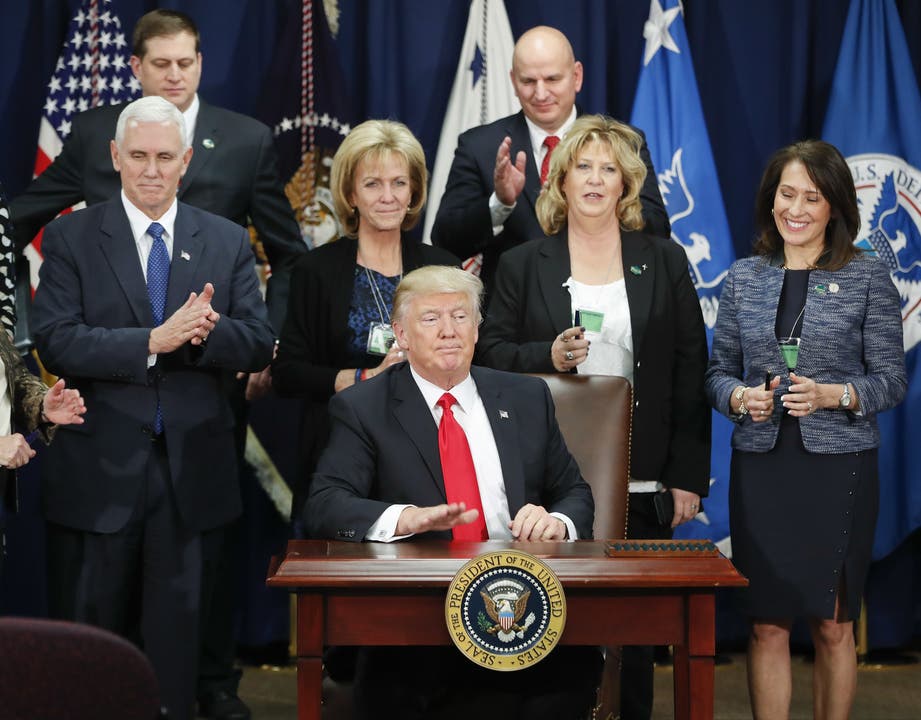Donald Trump hat am Mittwoch, 25. Januar 2017, nur wenige Tage seit er im Amt ist, ein Dekret unterzeichnet, das den Mauerbau ermöglichen soll.