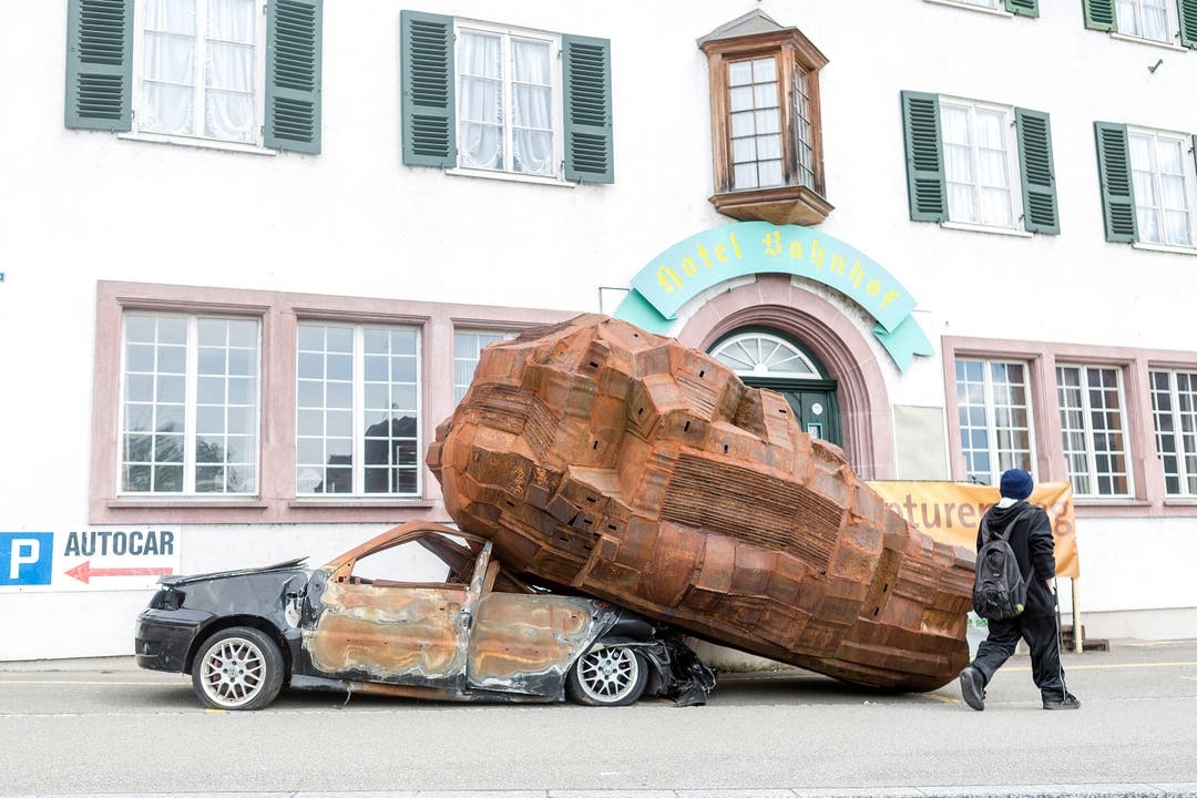 Etienne Krähenbühls Skulptur trägt den ironischen Titel «Désolé», was so viel heisst wie «sorry» oder «schade». Es kommt vor, dass ein Traum mit der Wirklichkeit kollidiert. Ein grosser, zerklüfteter Brocken, der an einen Meteoriten erinnert, scheint auf ein ausgebranntes Auto gefallen zu sein.