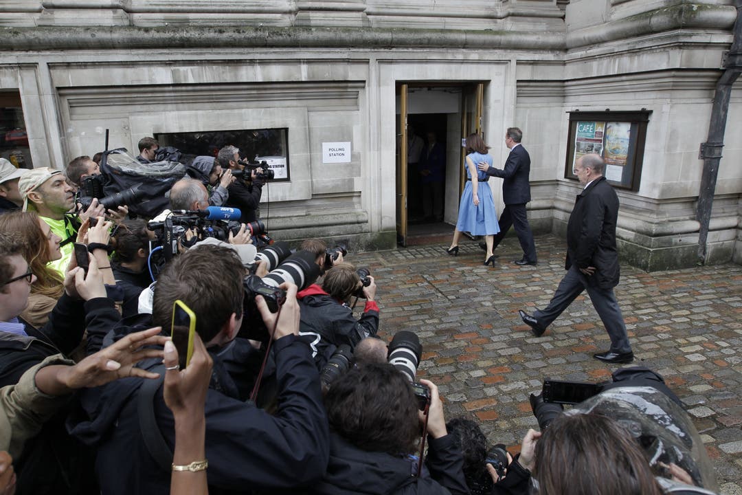 David Cameron und Frau Samantha stimmen in London ab.