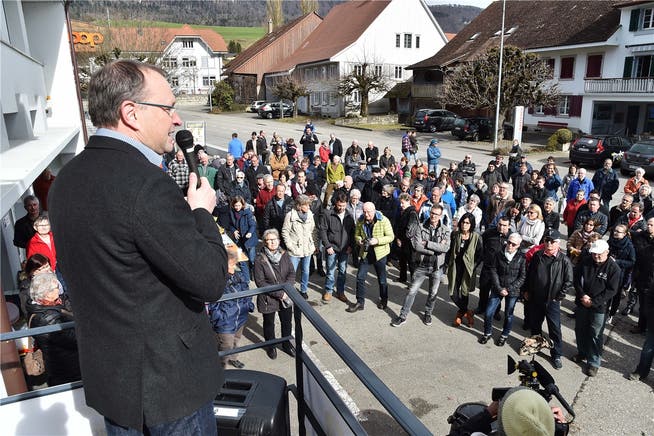 Matzendorfs Gemeindepräsident Marcel Allemann bei seiner Rede für den Erhalt der Poststelle im Dorf. Remo Fröhlicher
