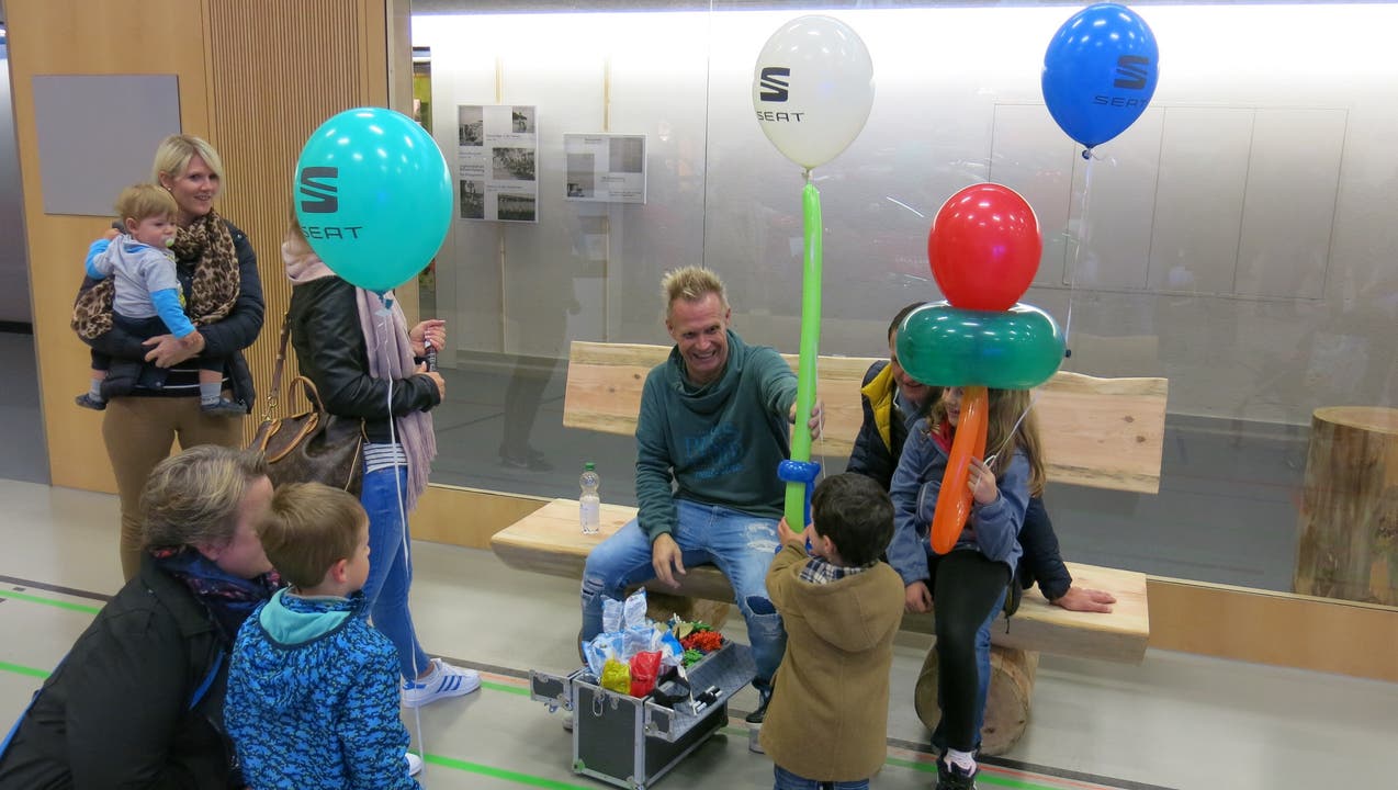 Peter Löhmann überraschte die Kinder mit Ballonzaubereien