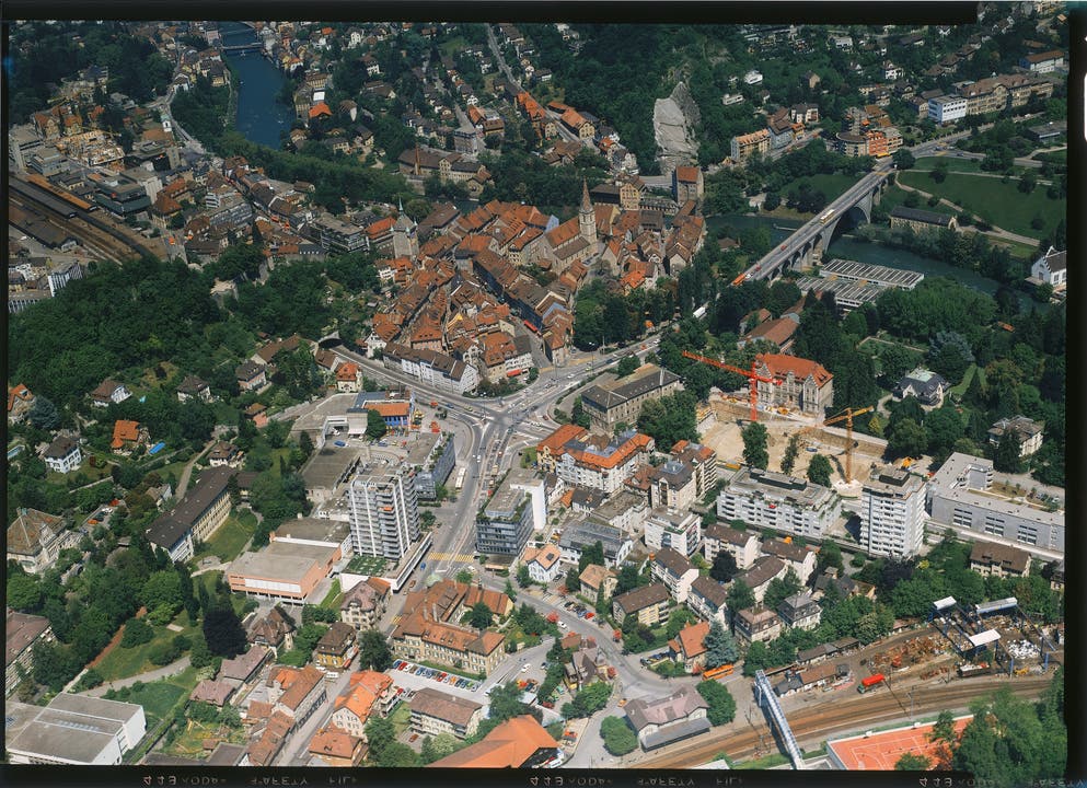 Baden 1980 von Südwesten. Im Bild: das Stadtzentrum, der Schulhausplatz, die Ruine Stein und der Schlossbergtunnel.