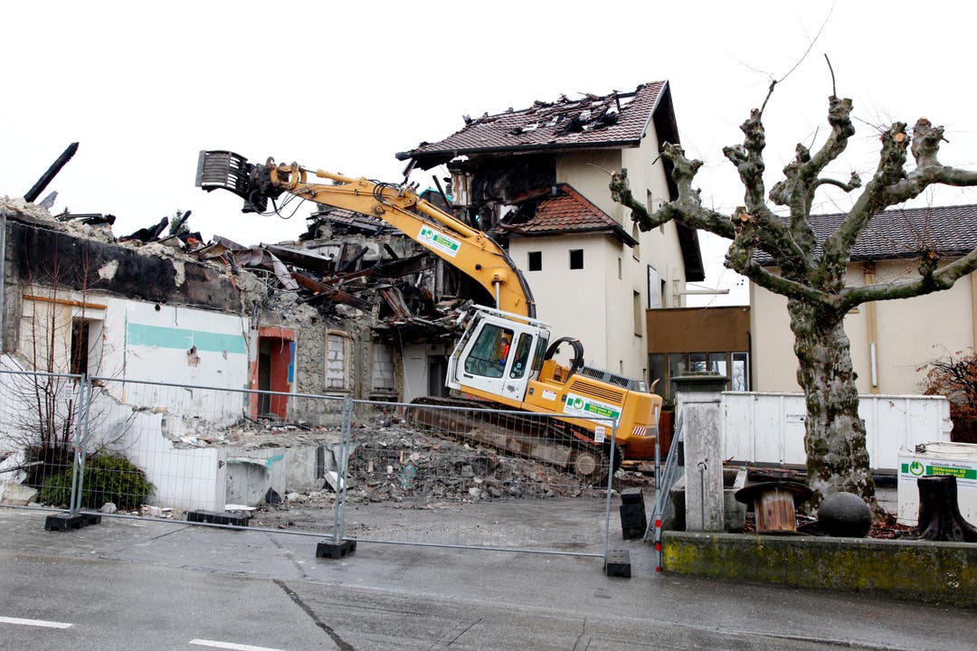 Im Dezember 2008 wird mit dem Abbruch der Ruine gestartet