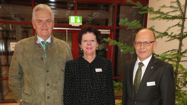 V.l: Franz Koch, Präsident der Vereinigung Thaler Jagdgesellschaften, mit Regierungsrätin Esther Gassler und Kurt Altermatt, Präsident RevierJagd Solothurn.