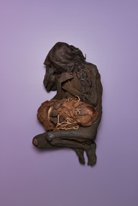 Mumiengruppe mit Frau und zwei Kindern (Andine, Küstenregion in Südamerika) Reiss-Engelhorn-Museen, Mannheim