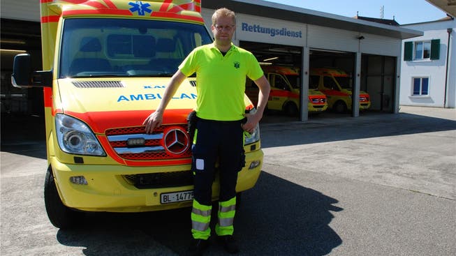 Rettungssanitäter Kevin Pfister vor einem Fahrzeuge der Käch Falck AG. thb