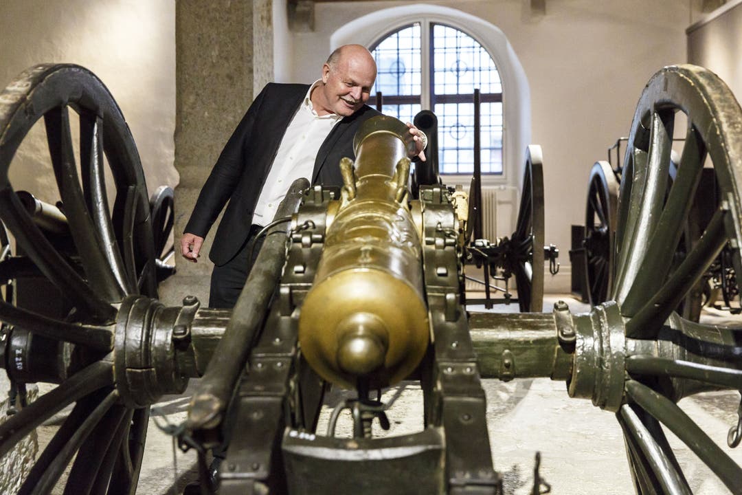 Politik und Behörden feiern Neueröffnung des Museums Altes Zeughaus Kantonsbaumeister Roland Mäusli guckt ins Kanonenrohr