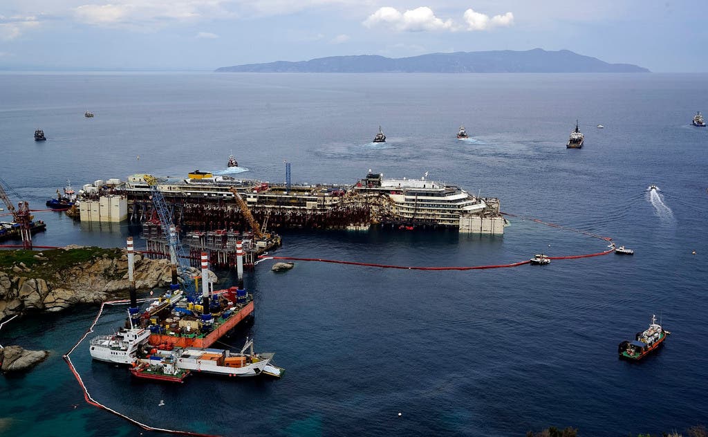 16./17. September 2013: In einer 19-stündigen Bergungsaktion wird die Costa Concordia aufgerichtet.